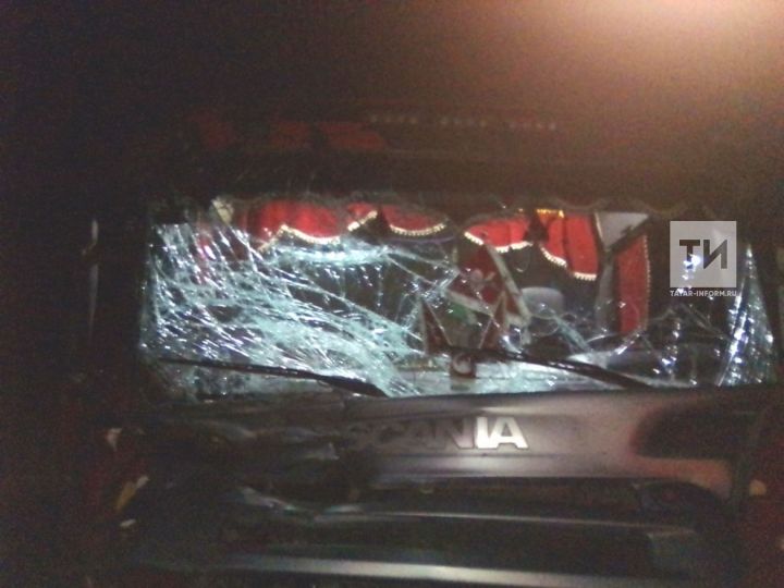 Фото: Татарстанда өч автомобиль бәрелешү нәтиҗәсендә «КАМАЗ» пассажиры зыян күргән