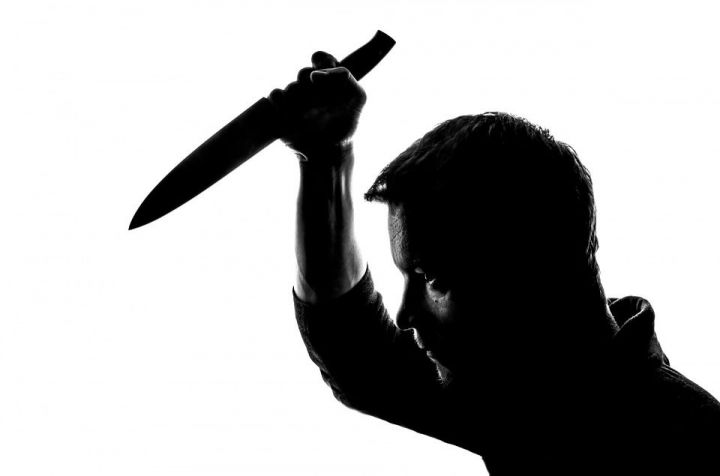 В Татарстане ревнивый мужчина  ударил возлюбленную ножом