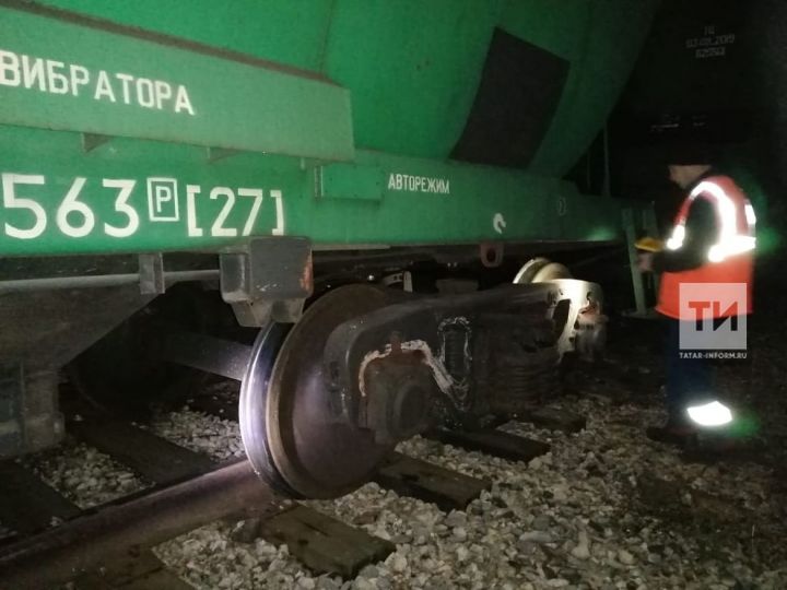 Два вагона грузового поезда с пшеницей сошли с рельсов по дороге на элеватор (фото)