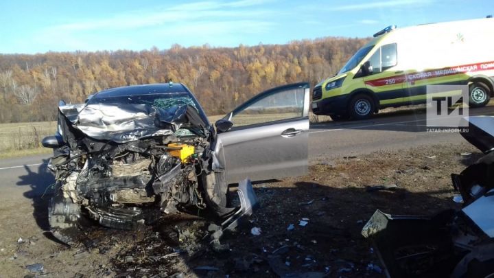 Фото: Татарстанда ике җиңел автомобиль бәрелешеп, алты яшьлек бала һәлак булган