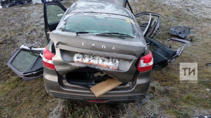 Четыре человека погибли в лобовом столкновении двух легковушек на трассе в Татарстане