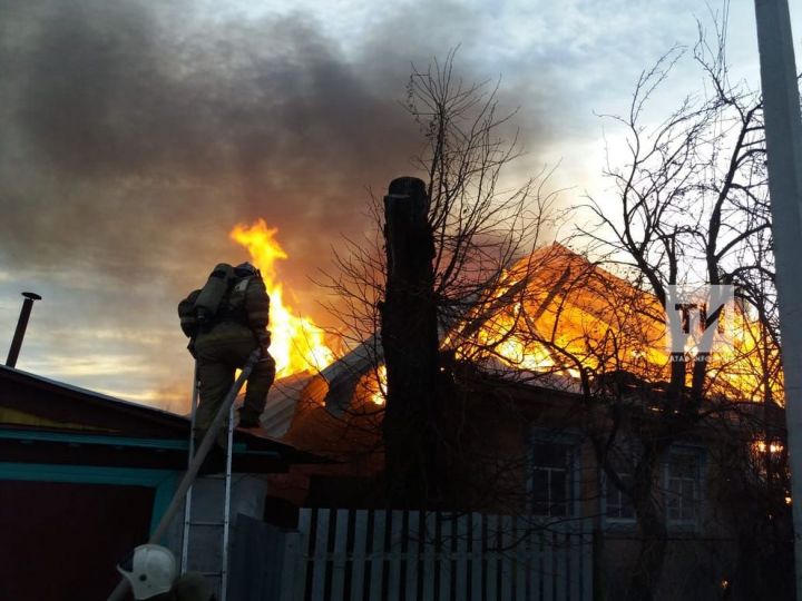 В сгоревшем доме в Татарстане пожарные нашли тело 71-летнего мужчины