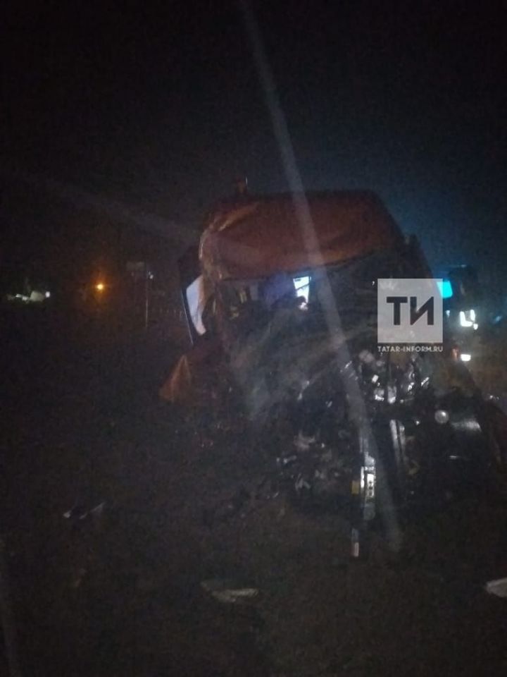 На трассе в Татарстане столкнулись легковушка, фура и микроавтобус, есть пострадавшие