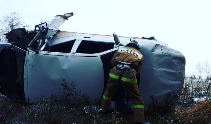 В Кукморском районе спасатели помогли выбраться из авто пострадавшему мужчине после ДТП
