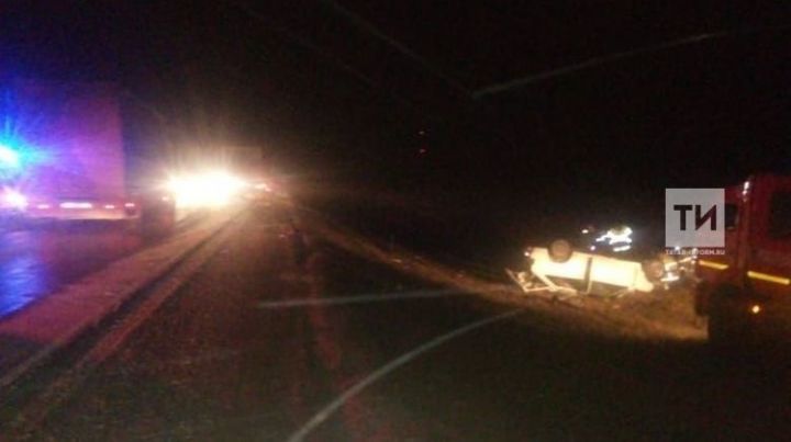 Татарстан трассасында җиңел машина фура белән бәрелешеп, ике кеше һәлак булган