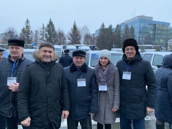 Татарстан Президенты Кукмара районының иң яхшы авыл җирлекләре башлыкларына автомобиль ачкычлары тапшырды