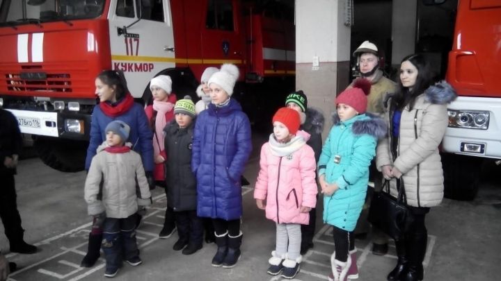 Для несовершеннолетних ребят Кукморского района провели экскурсию в пожарную часть