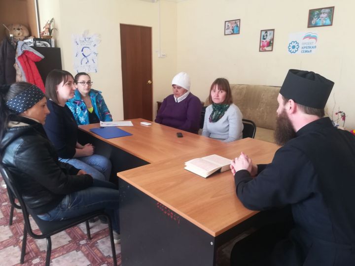 В Кукморе отец Сергий провел воспитательную беседу с родителями несовершеннолетних детей