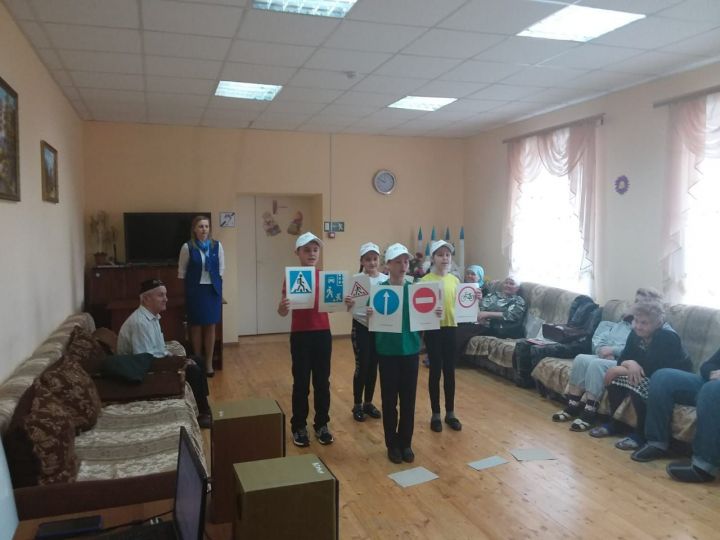 В Кукморе юидовцы рассказали пожилым гражданам о правилах безопасности на дороге