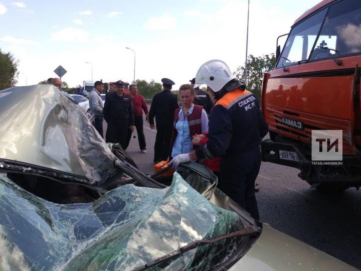 В Татарстане в ДТП с КаМАЗом погибла 14-летняя пассажирка легковушки