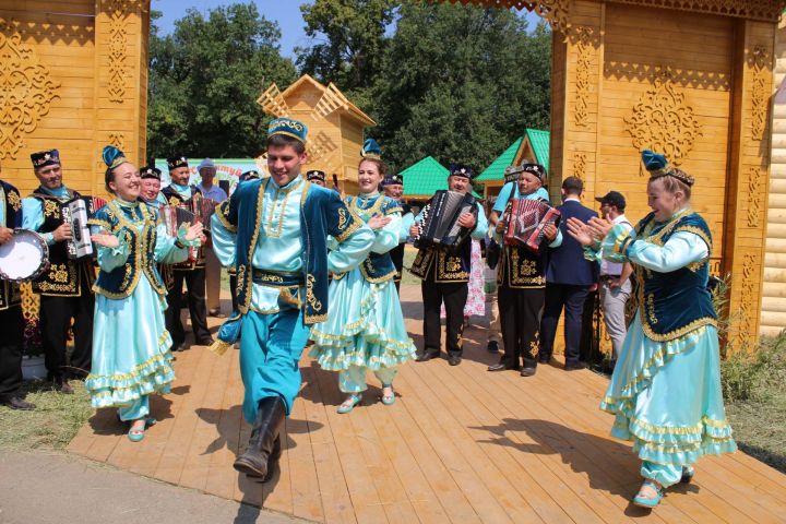 Фоторепортаж: Кукморяне представили подворье на Сабантуе в Казани