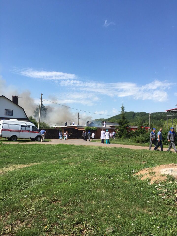 Очевидцы поделились снимками пожара в Кукморе