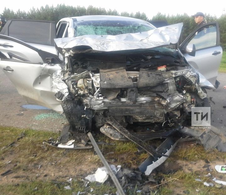 В Татарстане в столкновении двух авто один человек погиб, троих взрослых и ребенка госпитализировали