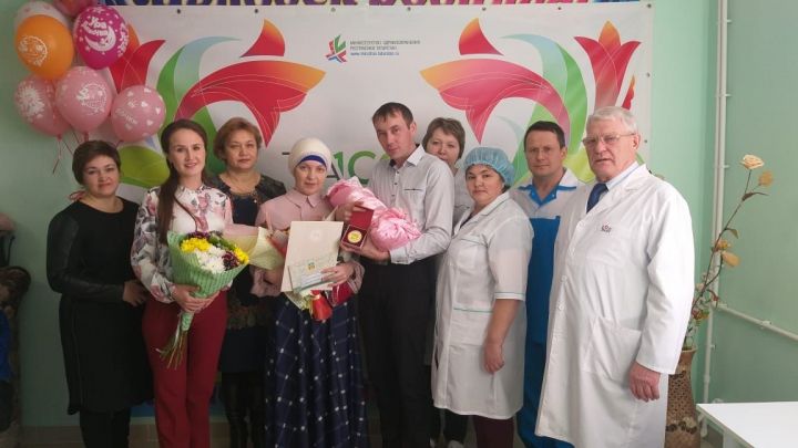 В Кукморе торжественно выписали первого малыша 2020 года