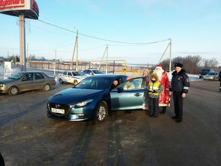 В Кукморе госавтоинспекторы и юидовцы поздравили водителей с новогодними праздниками
