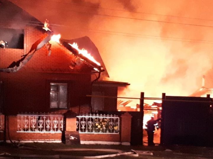 Вспыхнувший в Кукморском районе пожар уничтожил надворные постройки и крышу дома