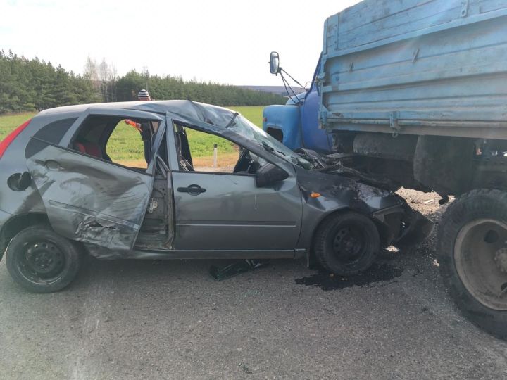 В Кукморском районе  легковушка выехала на встречку и врезалась в грузовик