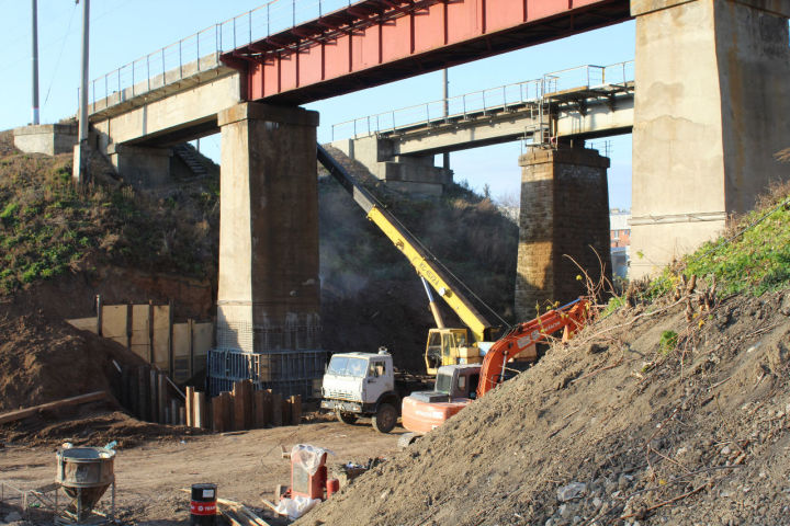 В Кукморе ведутся работы по укреплению мостов под железнодорожным полотном