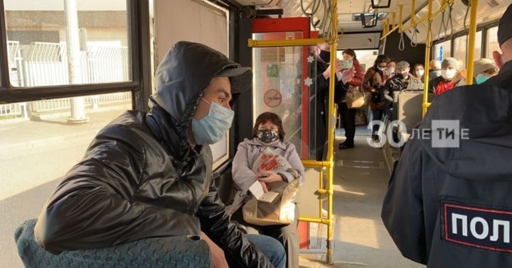 В общественном транспорте Казани выявили 35 пассажиров без масок