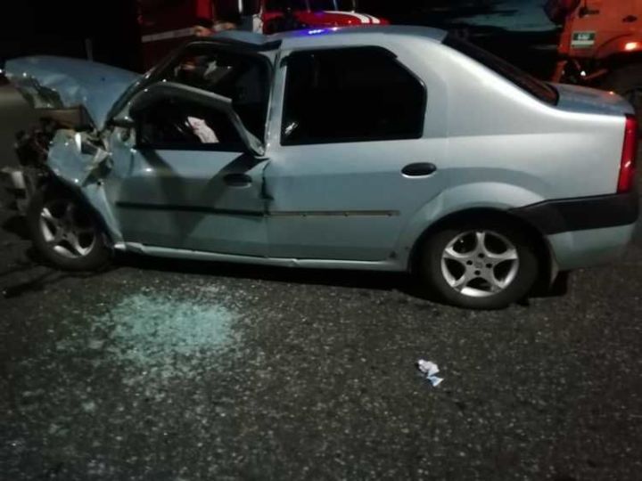 В Татарстане водитель и пассажиры «Рено Логан» пострадали в столкновении с грузовиком