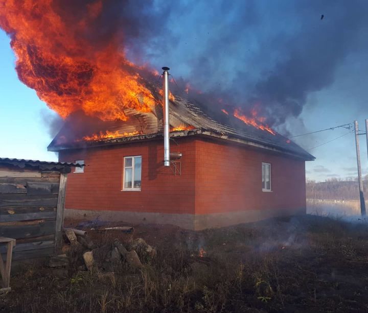 В Большом Кукморе загорелась крыша дома