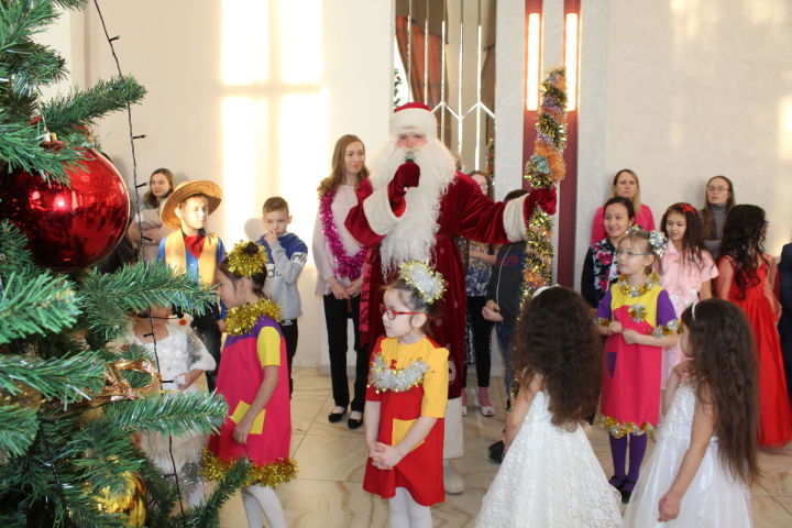 В Татарстане не планируют отменять новогодние елки в детсадах и школах