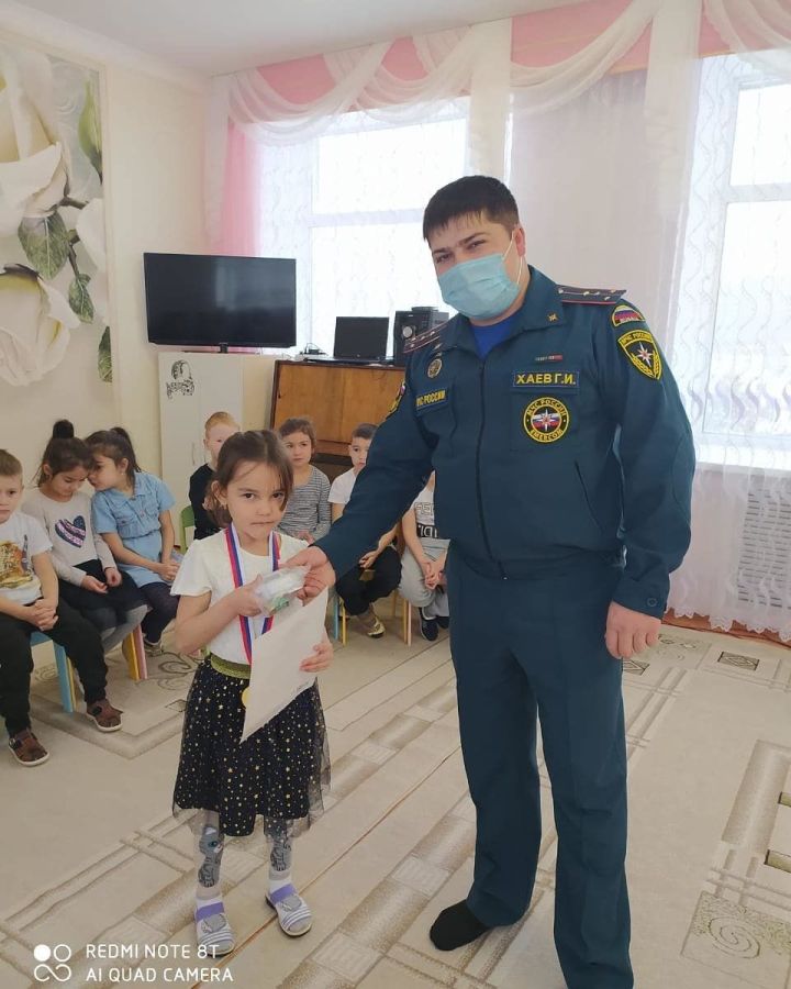 Руководство МЧС Кукморского района объявило Благодарность 5-летней девочке за бдительность при пожаре