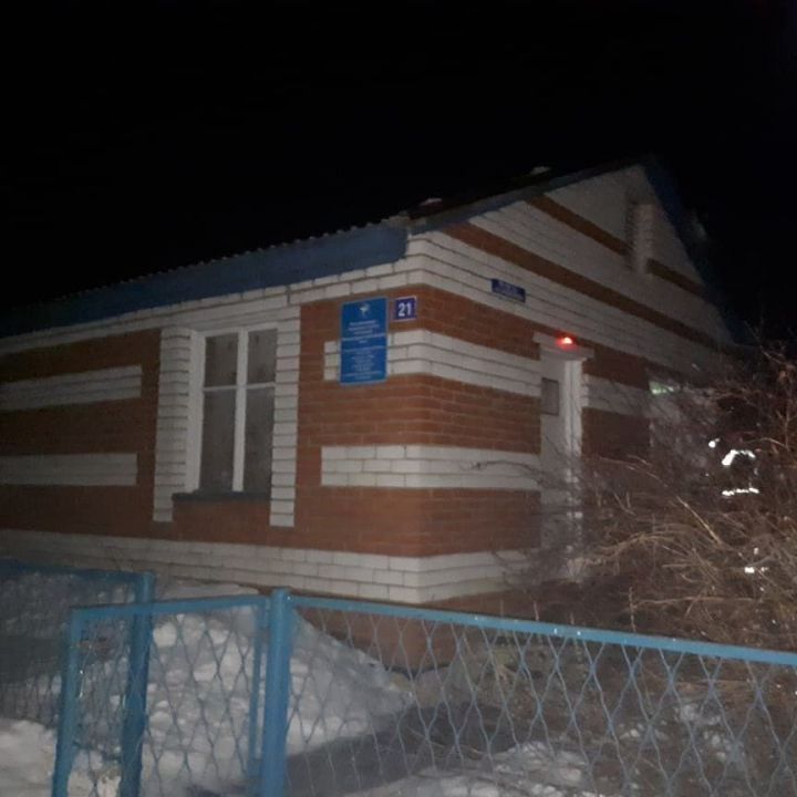 Пожар повредил дверь в ФАПе в деревне Люга