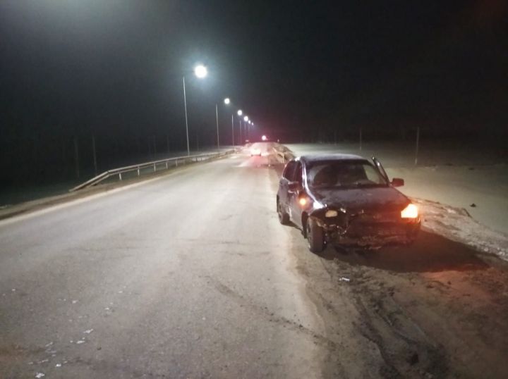 В Кукморе водитель легковушки влетел в дорожное ограждение