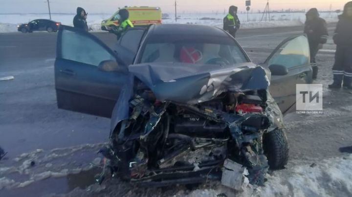 В Татарстане в страшной аварии погиб один человек и четверо пострадали