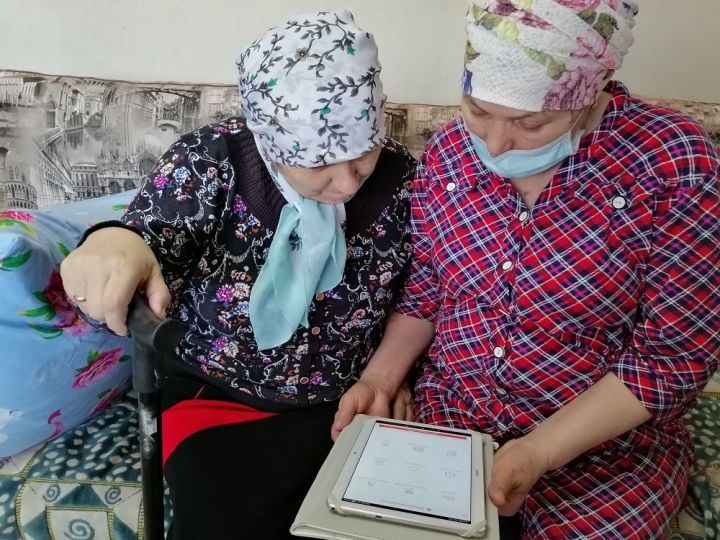 Соцработники помогают пожилым жителям Кукмора оплачивать счета дистанционно