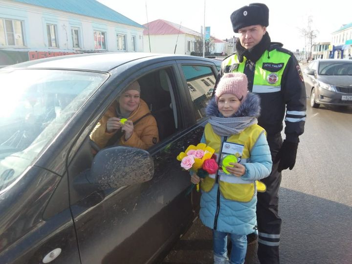В Кукморе ЮИДовцы поздравили автоледи с наступающим 8 Марта