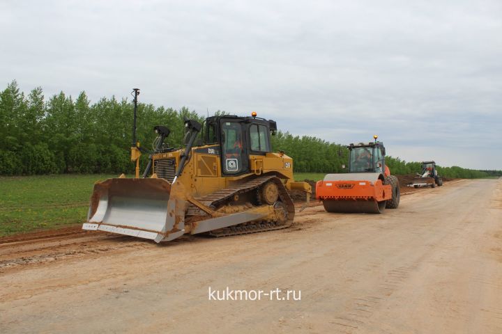 Дорожный ремонтно-строительный участок «Кукморский» обслуживает дороги района протяженностью 379 километров