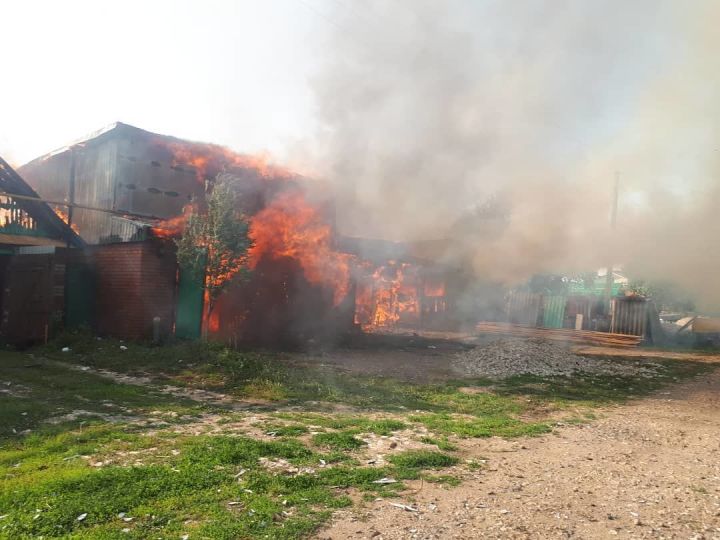 Два частных дома пострадали от огня в Кукморском районе
