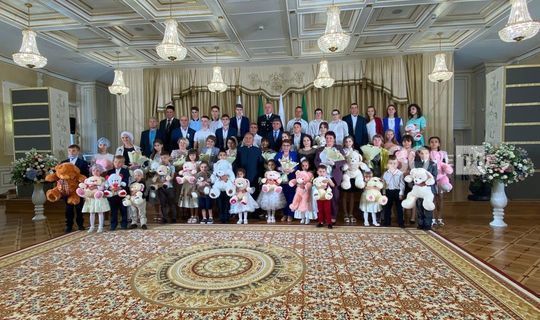 Президент Татарстана вручил награды многодетным семьям в День семьи, любви и верности