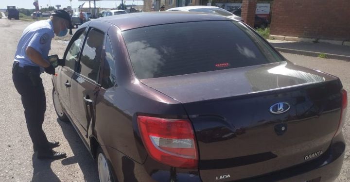 В Кукморе автоинспекторы оштрафовали водителя тонированного автомобиля