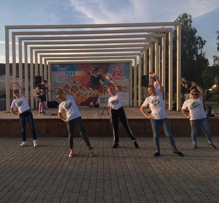 На кукморской Комсомольской площади продолжаются культурные мероприятия