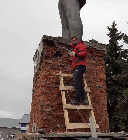 В Кукморе из-под памятника Ленину достали послание из прошлого