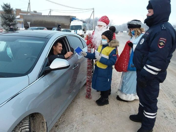 В Кукморе Полицейский Дед Мороз и ЮИДовцы поздравили участников дорожного движения с Новым годом