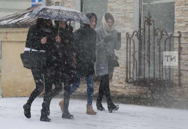 Татарстанцев вновь предупреждают о метели и снежных заносах