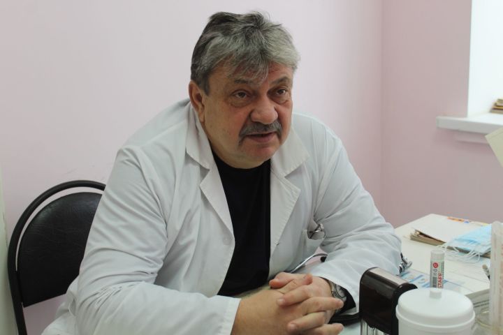 Балалар поликлиникасы педиатры Константин Ошурков: Вакцинациядән түгел, ә коронавирустан куркырга кирәк