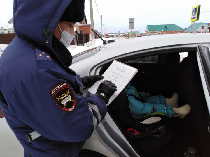 В Кукморе во время рейда сотрудники ГИБДД выявили пять нарушений правил перевозки детей