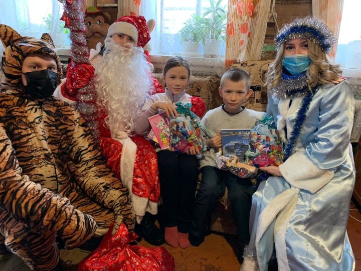 В Кукморе Дед Мороз в погонах навещает детей с непростыми судьбами