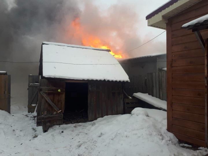 В Кукморе огонь уничтожил крышу бани и сарая
