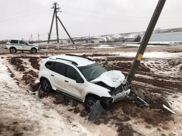 В Кукморском районе водитель «Рено» влетел в столб линии электропередачи