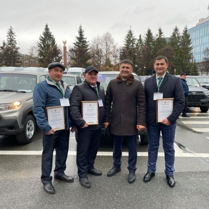 Рустам Минниханов вручил ключи от новых автомобилей главам сельских поселений Кукморского района