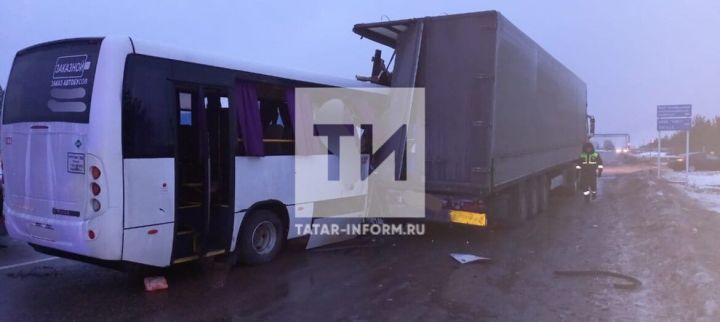 В Татарстане в ДТП вахтового автобуса с грузовиком  погиб один человек и пятнадцать пострадало