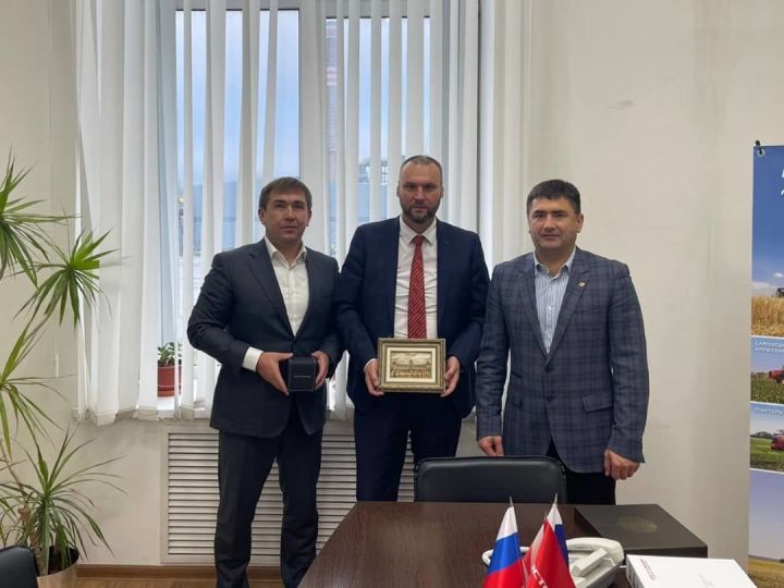Глава Кукморского района и компания «Ростсельмаш» подписали соглашение