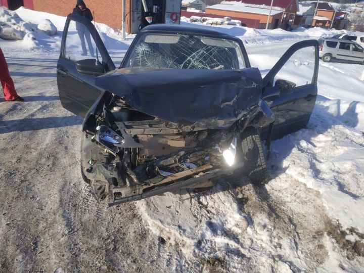 Водитель и пассажир легковушки попали в больницу после столкновения с грузовиком в Кукморском районе