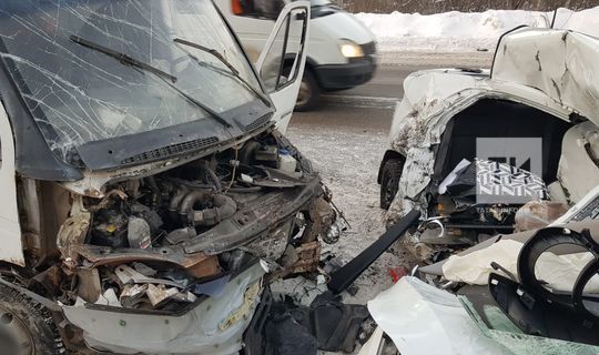 В Татарстане водитель легковушки погиб при столкновении с грузовиком